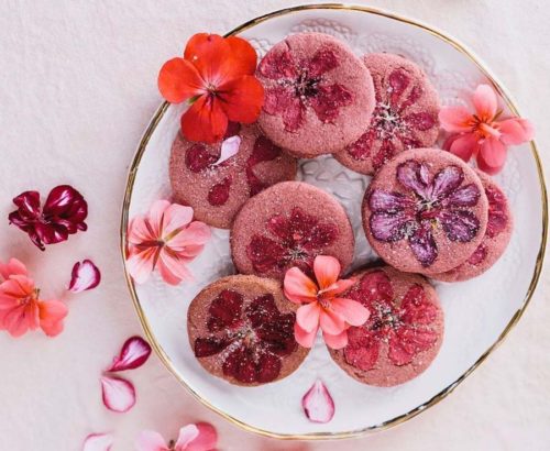 Amazing Cakes with Pressed Flowers by Loria Stern